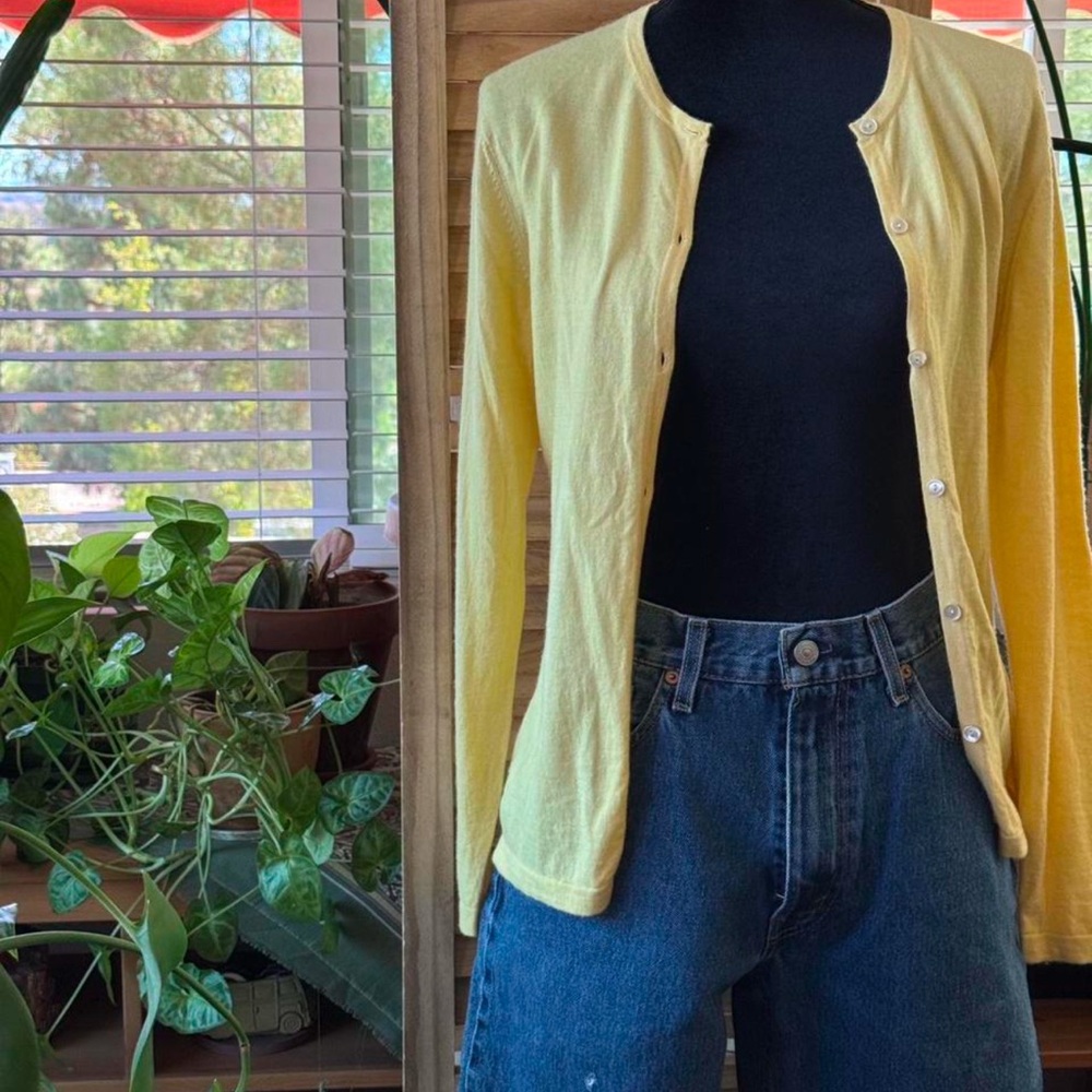 Levi’s blue cut-off pants, relaxed straight fit, 33” waist.